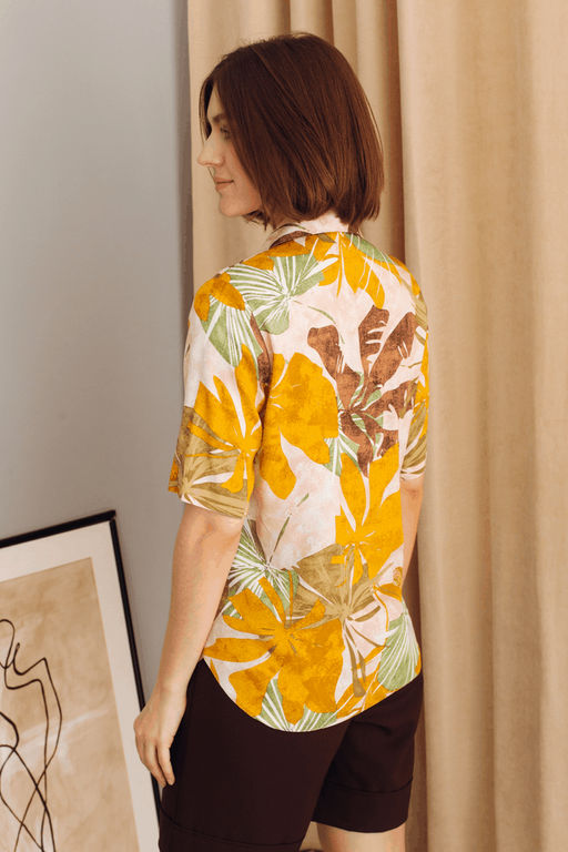 Светло-розовая рубашка с крупным принтом