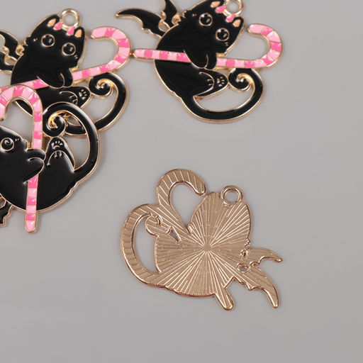 Цена за 4 шт. Декор для творчества металл, эмаль «Чёрный котик с конфетой», чёрно-розовый, 2.4×3.1 см