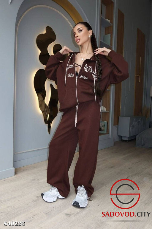 Спортивный женский костюм
