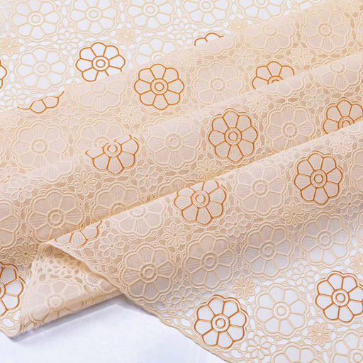 LACE Клеенка столовая ажурная ПВХ 1,37х20м Елецкое кружево бежевый фон, бежевое тиснение, матовая, на пленке (Китай) Цена указана за 1 м/п. В рулоне 20м.