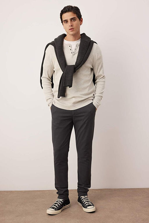 Siyah Erkek Regular Fit Dokulu Rahat Pantolon TMNAW26PL00007