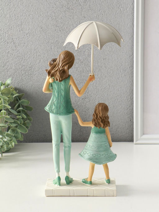 Сувенир полистоун "Мама с детьми в вязанных нарядах, под зонтом" 7,5х12,5х24 см