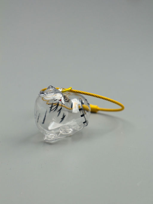 Цена за 2 шт. Брелок для шерсти кошачьей на тросе для ключей, рюкзака «Полосатый котик спит», капсула с секретом, трос d=5.2 см 2.5×3.8×3 см