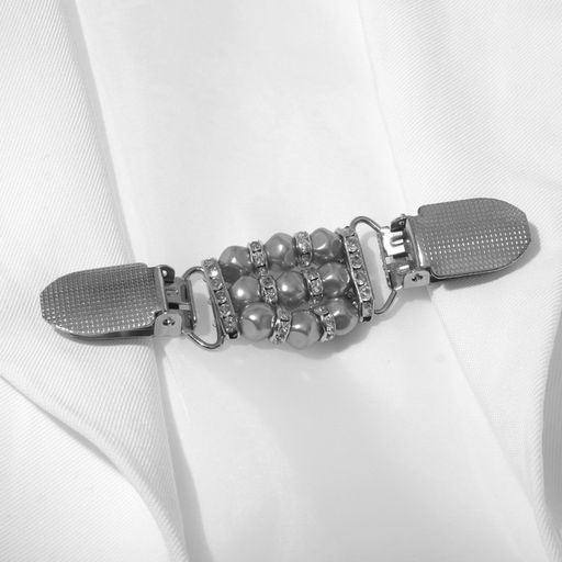 Зажим для кардигана «Грация», бело-серый в серебре