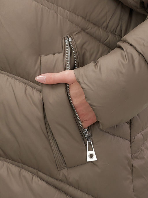 Пальто зимнее утепленное с капюшоном женское коричневого цвета 7747K - Visdeer фото 9