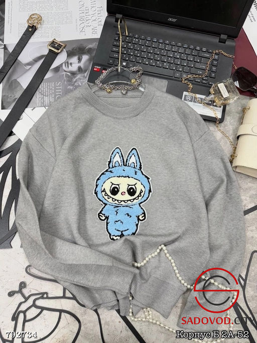 Свитер модный и комфортный