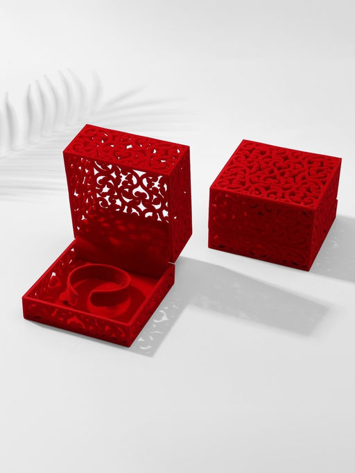 Футляр бархатный под браслет Куб резной, 10?10 см, красный