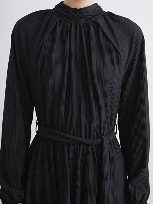 Dik Yaka Dokulu Elbise