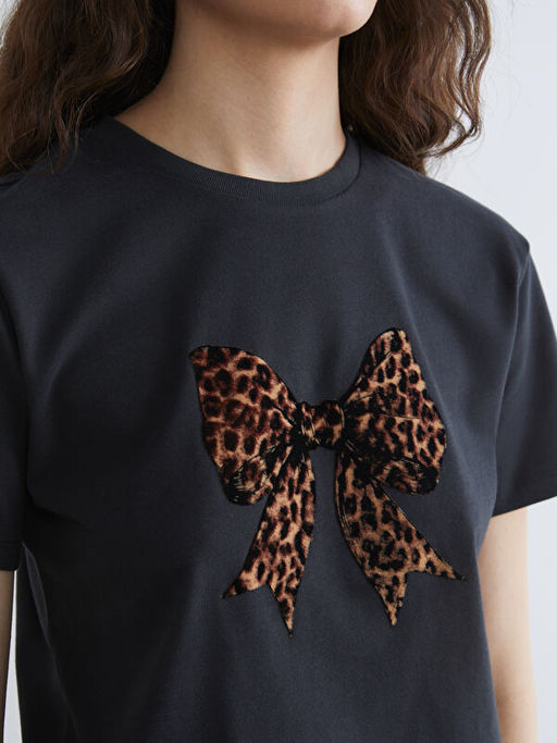 Bisiklet Yaka Fiyonk Bask?l? Kad?n Ti??rt