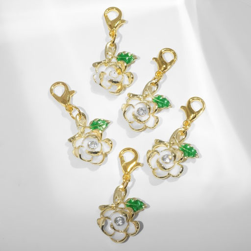 Цена за 5 шт. Шарм для браслета на карабине «Цветок. Роза с завитком», зелёно-белый в золоте