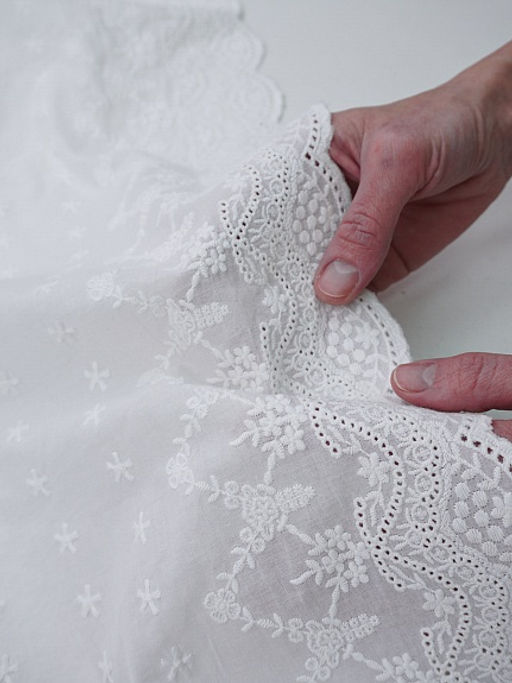 Шитье "Цветочки с ажурной каймой" цв.молочно-белый, ш.1.33м, хлопок-100%, батист, 80гр/м.кв