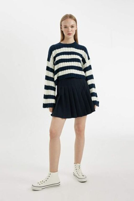 Женский укороченный трикотажный свитер стандартного кроя в полоску с круглым вырезом - Defacto фото 2