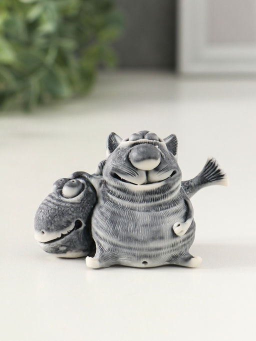 Сувенир "Кот с большой рыбиной" 4,8 см