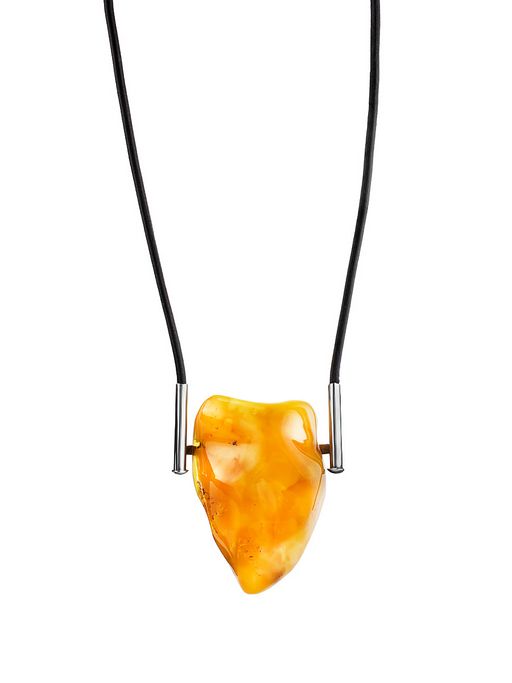 Эффектный кулон из крупного цельного янтаря на шнурке