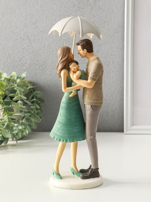 Сувенир полистоун "Папа, мама и малыш в вязанных нарядах, под зонтом" 8,5х9,5х25,5 см
