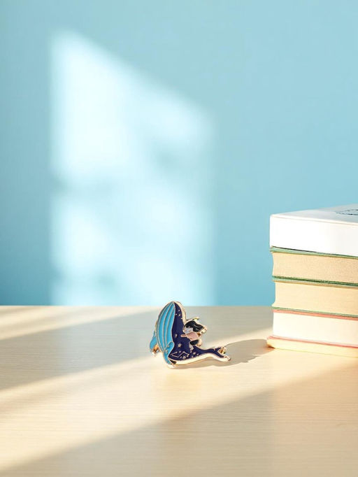 Значок Кит и малышка, цветной в золоте