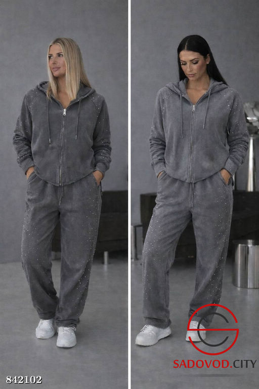 Спортивный женский костюм