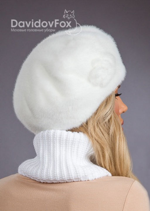 Шапка Берет экомех с украшением белый