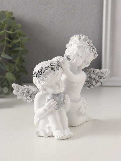 Фигурка полистоун Ангелочки вплетают венок в волосы, с сердцем, бело-серый, 11?8?12.5 см