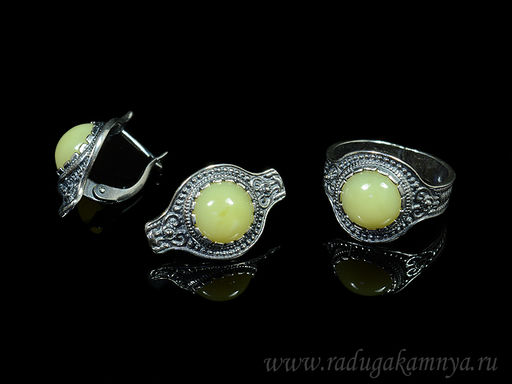 Набор с янтарём кольцо, серьги "око" 15*24мм молочный, размер регулируется.