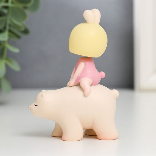 Сувенир полистоун "Малышка на медведе" пружинка 8х3х5,5 см