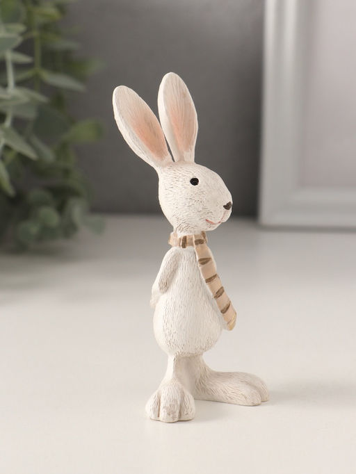 Фигурка полистоун «Белый зайка в полосатом шарфе», 5×3.5×11 см