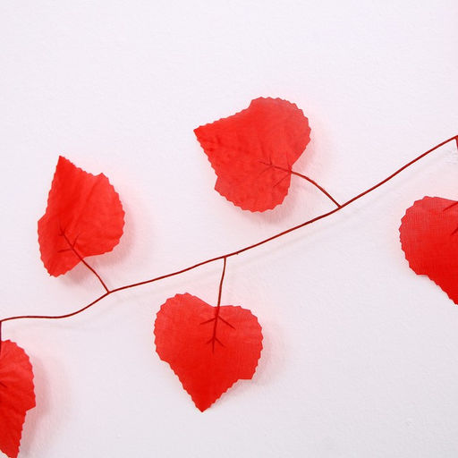 Декор «Гирлянда из листьев» длина — 2,4 м, ширина — 17 см, цвет красный