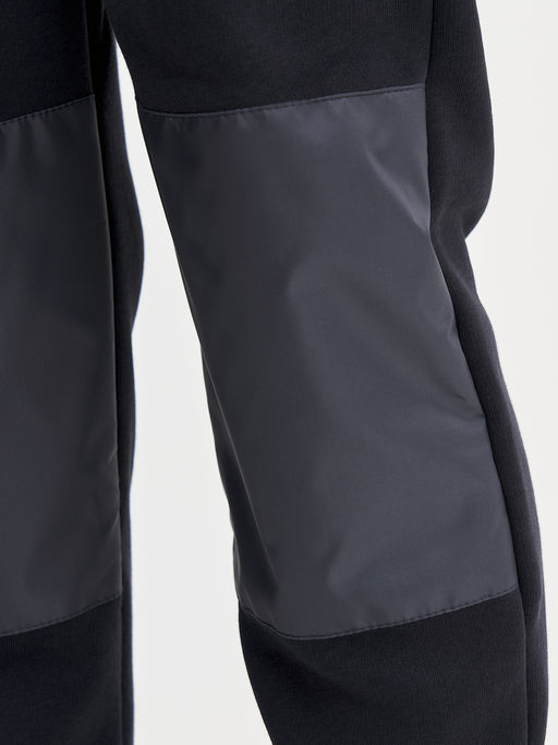 Черный комбинезон с наколенниками для мальчика