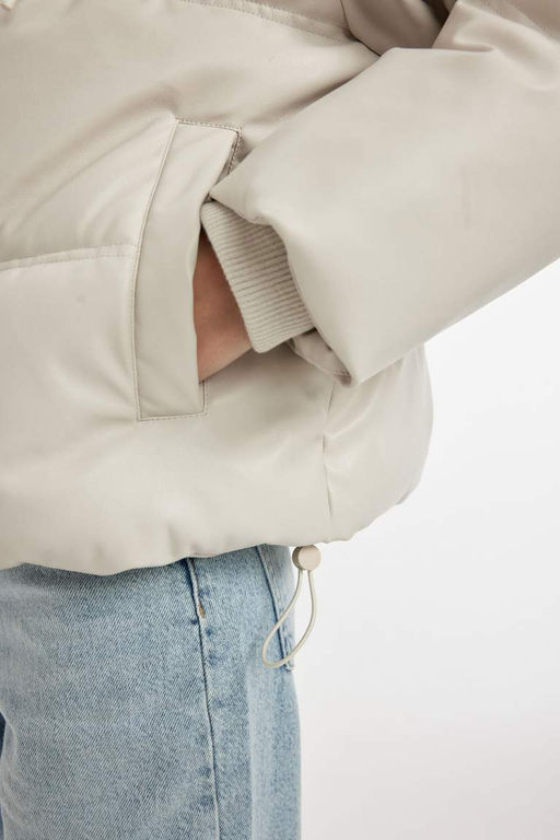 Водоотталкивающее пальто обычного кроя из искусственной кожи с капюшоном и флисовыми внутренними карманами на молнии - Defacto фото 6