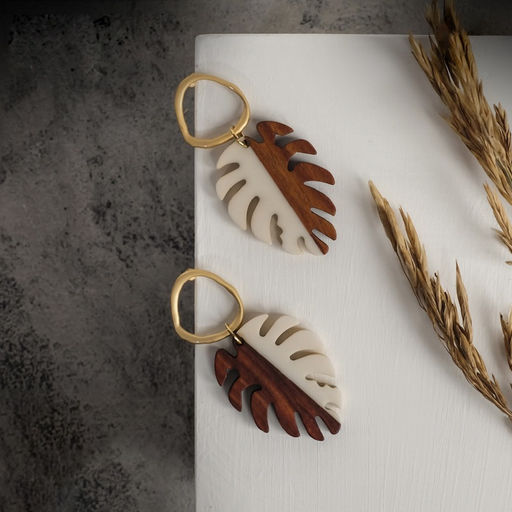 Серьги из дерева «Ваканда» монстера, цвет бело-коричневый в золоте