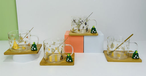 Кружка 350 мл Елка прозрачная с ложкой на деревянной подставке / HB-B5023 /уп 80/ Новогодняя