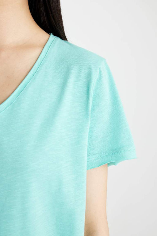 Базовая футболка стандартного кроя с V-образным вырезом и короткими рукавами - Defacto фото 5