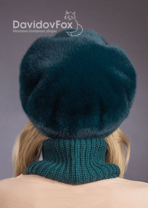 Шапка Берет экомех с украшением изумруд
