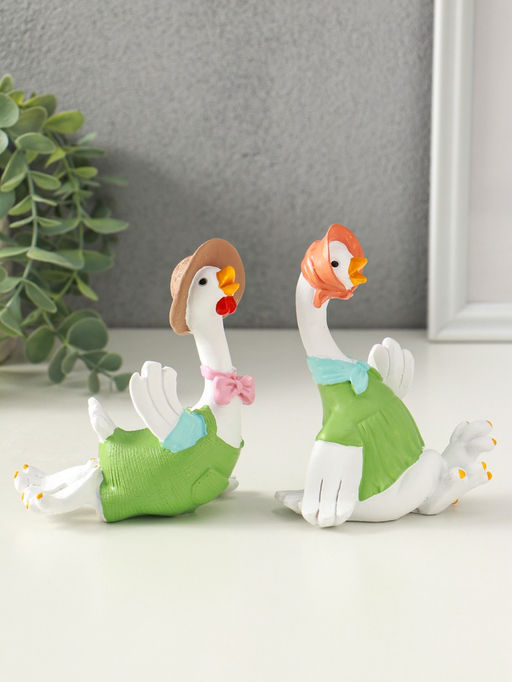 Набор фигурок полистоун «Гусь и гусыня в зелёных нарядах», 2 шт., 6×11×11.7 см