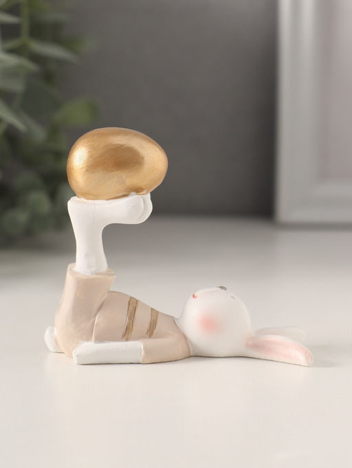 Фигурка Белый зайчик в бежевом наряде, с золотым яичком, полистоун, 8?4.5?7 см