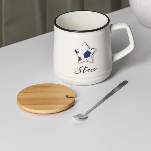 Кружка керамическая с крышкой и ложкой Звезда, 350 мл, цвет белый - Simaland фото 3