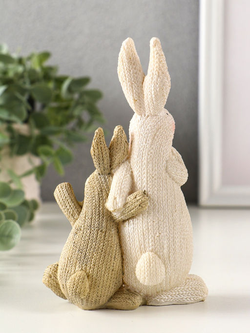 Фигурка полистоун Зайка с зайчонком вязанные с бабочками, цветами, 5?9.8?15 см