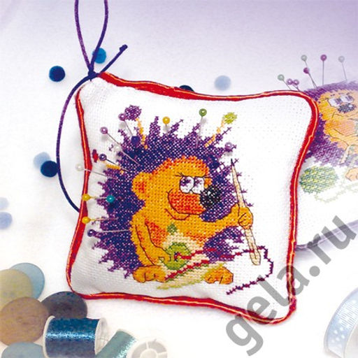 Ежик пришивает пуговицу