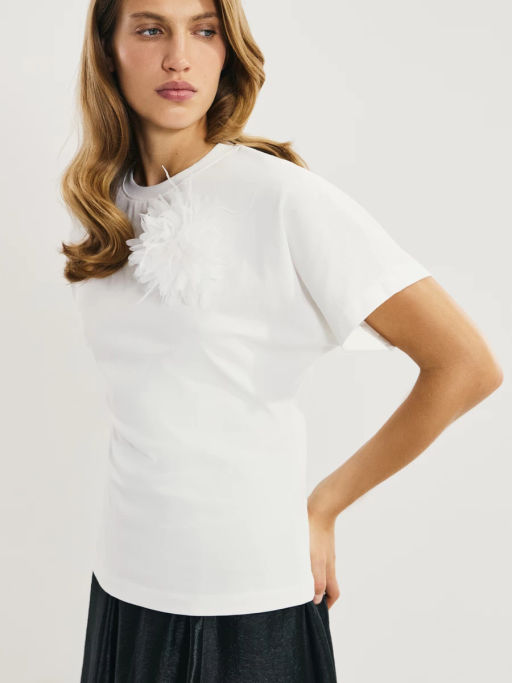 Футболка с брошью из перьев / Zarina