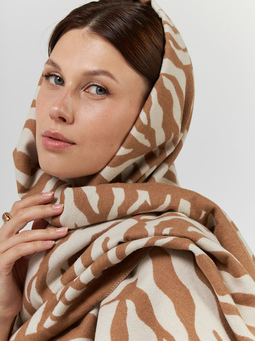 В СОСТАВЕ ШЕРСТЬ И КАШЕМИР Большой, мягкий, теплый однотонный двусторонний палантин - Tantino фото 6