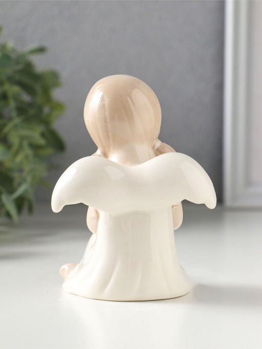 Сувенир керамика "Девочка-ангел в платьице с бантиком, держит сердце" 8,8х7,5х10,3 см