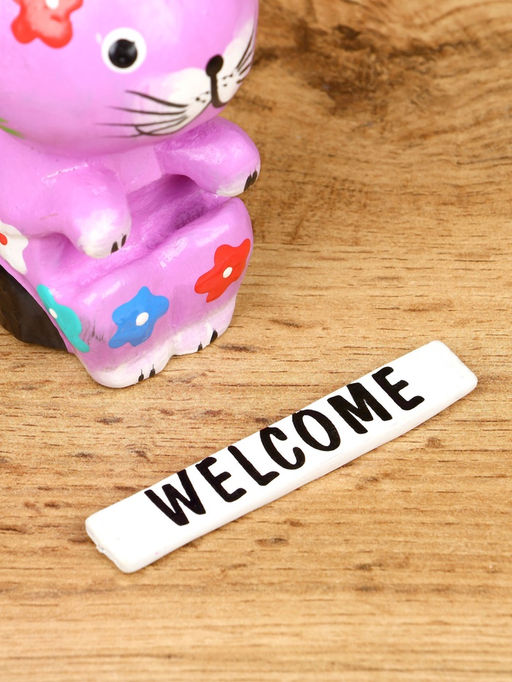 Сувенир «Кот с табличкой WELCOME», 8×5×10 см, дерево, сиреневый