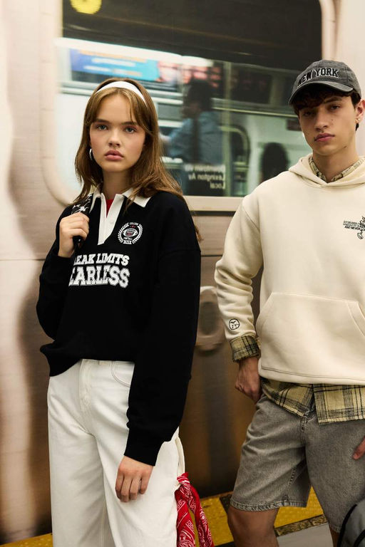 Женская черная классная толстовка большого размера с широким кроем и воротником-поло с застежкой на пуговицы и принтом - Defacto фото 2