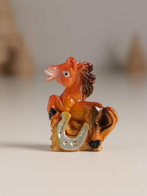 Цена за 4 шт. Фигурка полистоун «Коняшка с монетами и подковой», 4×1.8×4.3 см, МИКС