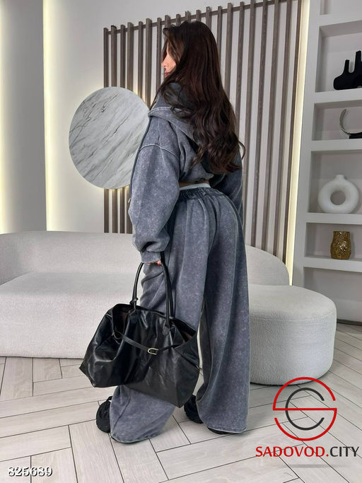 Спортивный женский костюм