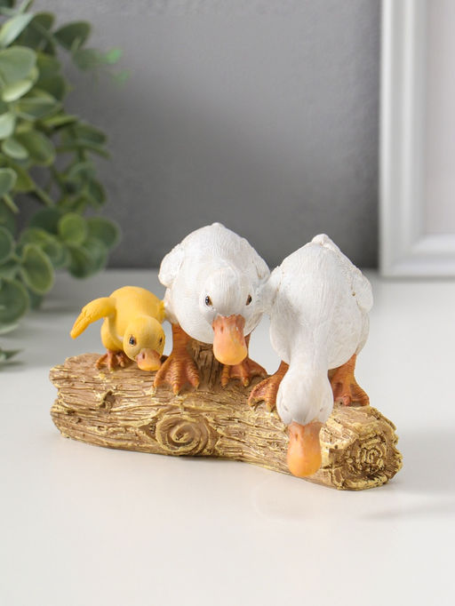 Сувенир полистоун "Утята на брёвнышке" 8,5 см