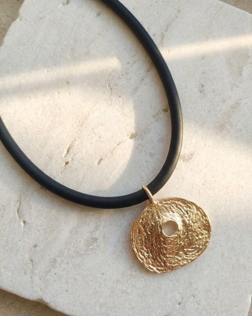 Кулон на шнурке