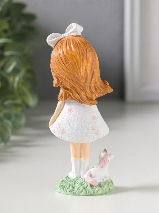 Фигурка полистоун «Малышка в платье в горох, с бантом в волосах, с единорогом», 5×3.7×13 см