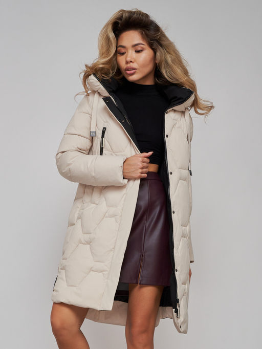 Пальто утепленное молодежное зимнее женское бежевого цвета 589899B - RoccaManer фото 17