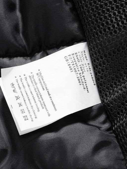 Парка зимняя подростковая для девочки с капюшоном и мехом черного цвета 9536Ch